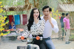 Hà Thu chở Thanh Thức đi chợ quê bằng xe máy