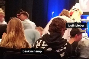 Justin Bieber dẫn tình mới Baskin Champion đến nhà thờ