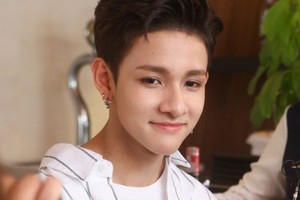 Kim Samuel đẹp trai ngời ngời, thân thiện ký tặng fan Việt