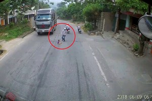 Video: Ô tô, xe máy phanh dúi dụi vì bé 2 tuổi ngồi chơi giữa đường