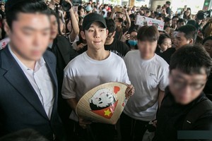 Jung Hae In đội nón lá, hạnh phúc trong vòng vây fan Việt