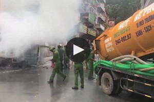 Video: Ô tô cháy ngùn ngụt, xe hút bể phốt xung phong cứu hỏa 