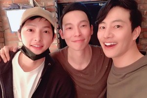 Té ngửa bức ảnh Song Joong Ki xuất hiện sau tuyên bố ly hôn