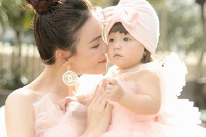 Trà Ngọc Hằng khóc chia sẻ cảnh mẹ đơn thân ở tiệc thôi nôi con gái