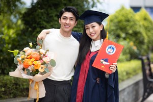 Bạn trai đến mừng Á hậu Phương Nga tốt nghiệp đại học loại giỏi