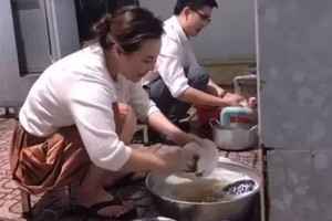 Vợ đại gia của Quý Bình rửa bát nhoay nhoáy khi về nhà chồng