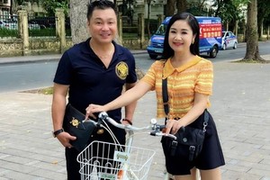 NSND Thu Hà trẻ trung đưa Lý Hùng dạo phố Hà Nội