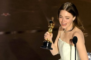 Loạt ảnh đáng nhớ, gây sốc ở Lễ trao giải Oscar 2024