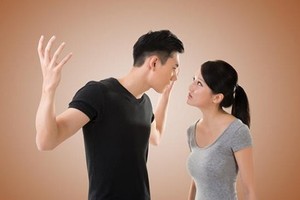 Đi công tác về, tôi giận đùng đùng vì chiếc quần vợ đưa