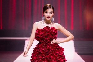 Thanh Hằng khoe chân dài 1m12, đẹp như nữ thần trên sàn catwalk