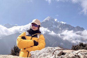 Cô gái Việt ngồi thiền 60 phút trên đỉnh Kala Patthar, Himalaya