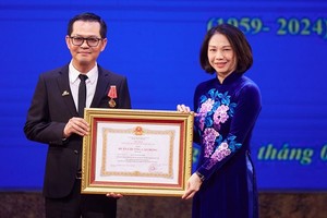 NSND Trung Hiếu nhận Huân chương Lao động hạng Ba