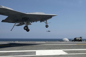 X-47B hạ cánh thất bại trên tàu sân bay