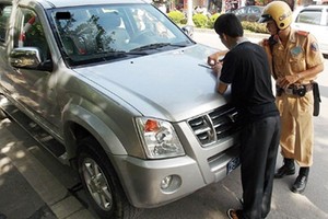 Xe biển xanh của công an bị CSGT “tuýt còi”