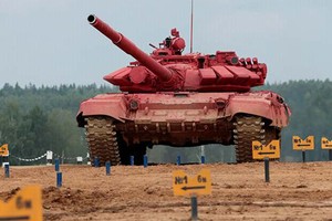 Xe tăng T-72 “khoác áo mới” đua xe, bắn súng