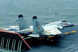 Trung Quốc: tiêm kích hạm J-15 mạnh hơn F/A-18, MiG-29K