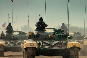 Xem binh lính, xe tăng T-72 Nga - Ấn tập trận