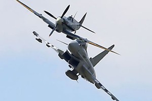 Xem siêu tiêm kích Typhoon sát cánh cùng huyền thoại Spitfire