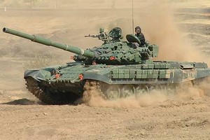 Xe tăng T-72 Nga chịu 5 phát 125mm vẫn sống sót