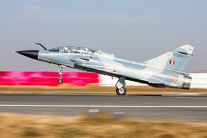 Cú hạ cánh ngoạn mục của tiêm kích Mirage 2000 Ấn Độ