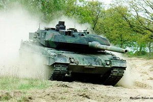 Quan sát xe tăng Leopard 2A6 phi nước đại, xả súng