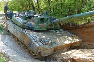 Quân đội Pháp vất vả cứu xe tăng AMX-56 Leclerc