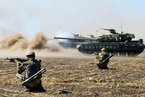 Mục kích xe tăng T-64BV của Ukraine dàn hàng nã pháo