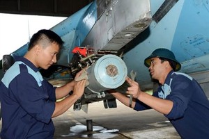 Chiến đấu cơ Su-30MK2 Việt Nam diễn tập bắn, ném bom