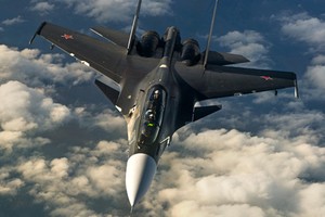 Mục kích Su-30SM hộ tống Su-25 ném bom IS ở Syria