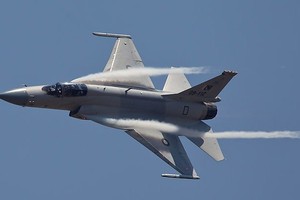 Tiêm kích JF-17 Trung Quốc đánh bại LCA Ấn Độ ở Sri Lanka 