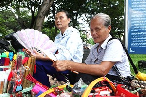 Ảnh: Tóc bạc trắng, tuổi cao, lưng còng vẫn mưu sinh