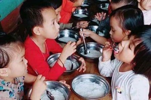 Bữa ăn trẻ mầm non chỉ có miến luộc: “Vẫn đủ... dinh dưỡng!“