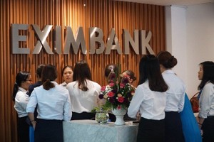 Ảnh: Khám xét, bắt giữ 2 nhân viên ngân hàng Eximbank TP HCM