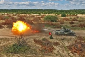 Video: Cận cảnh siêu tăng T-72AMT phi nước đại, bắn pháo dữ dội