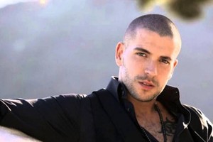 Video: Shayne Ward ngọt ngào hôn fan nữ trước hàng nghìn khán giả Việt