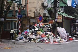 Video: Hà Nội 'ngạt thở' vì rác chất thành "núi" khắp các phố