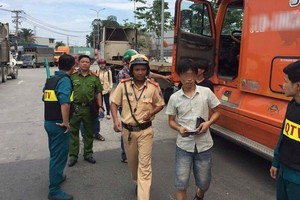 Video: Công an phát hiện nhanh tài xế container dùng ma tuý bằng cách nào?