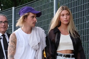 Video: Hailey Baldwin hé lộ điều sợ nhất khi yêu Justin Bieber