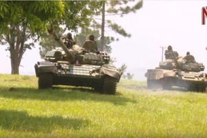 Video: Ugandan ưu ái nữ binh sĩ lái “quái vật” T-72