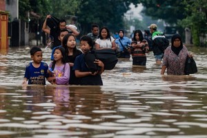 Video: Hơn 50 người thiệt mạng do lũ quét ở miền đông Indonesia