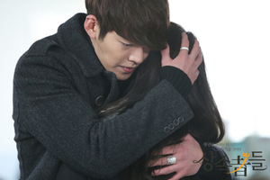 Cha Eun Sang ngã vào vòng tay tình địch của Kim Tan