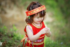 Thiên thần 5 tuổi mếu máo vì mẹ đưa lên nương