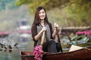 Cô lái đò chùa Hương xinh đẹp “thôi miên” du khách