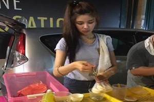 "Hot girl bán bánh" bị chụp lén vì vẻ đẹp trẻ thơ