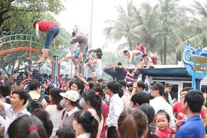 Cảnh chen lấn hãi hùng ăn chơi miễn phí, giảm giá ở HN