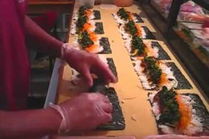 Khách hoa mắt xem chiêu làm cơm cuộn sushi trong nhà hàng