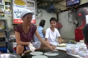 Khách thán phục xem chủ quán làm bánh tráng siêu nhanh 