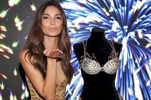 Ngắm nội y triệu đô tại Victoria's Secret Fashion Show 2015 