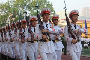 Mãn nhãn Học viện An Ninh Nhân dân diễu binh hoành tráng