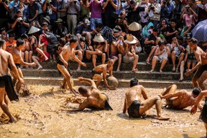 Ảnh: Mãn nhãn trận "thủy chiến" cướp cầu nặng 20kg ở Bắc Giang